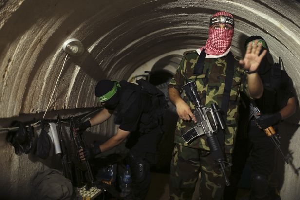 팔레스타인 무장단체 대원이 가자 지구 터널에 무장한 채 서 있는 모습. /로이터 연합뉴스 