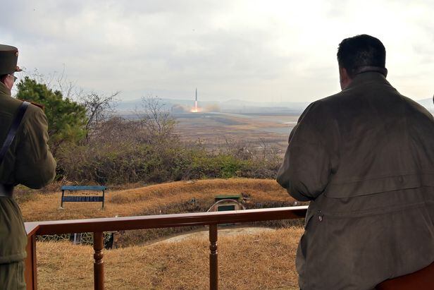 김정은 북한 국무위원장이 지난 18일 신형 대륙간탄도미사일(ICBM)인 ‘화성-17형’의 시험 발사를 지켜보고 있는 모습. /북한 노동신문·뉴스1