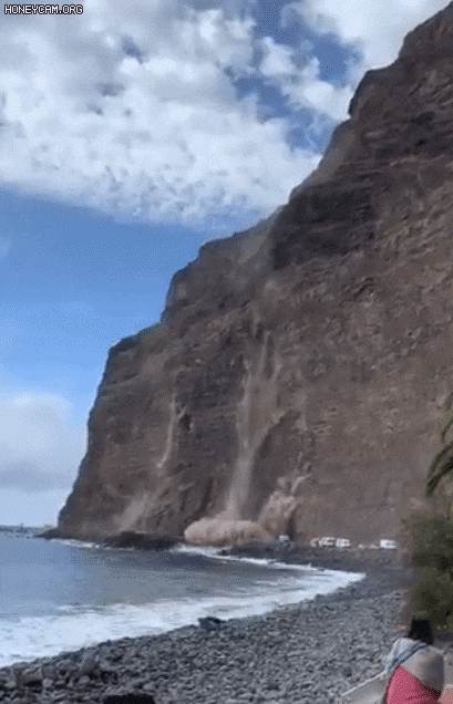 14일(현지 시각) 해안 절벽이 무너져 내렸던 스페인령 카나리아 제도의 화산섬 라고메라. /트위터