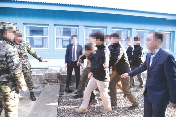 2019년 11월 7일 탈북어민이 경기 파주 판문점 내 남측 땅에서 정부 직원 4명에게 양팔이 잡힌채 군사분계선을 향해 끌려가고 있다. 사진 왼쪽에 북한군이 보인다. /전주혜 의원실