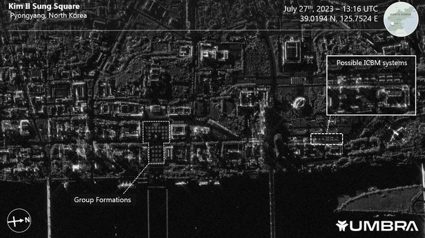 민간 위성업체 '엄브라 스페이스'가 지난 27일 촬영한 북한 열병식 모습. 흰색 네모칸으로 확대된 곳에서 ICBM으로 추정되는 군사 무기 5기가 포착됐다./트위터