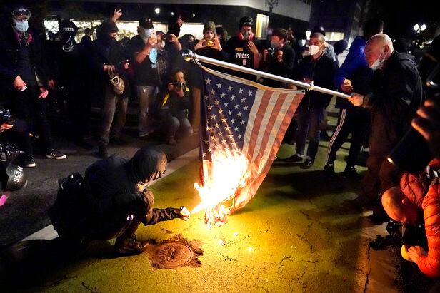4일(현지 시각) 오리건주 포틀랜드에서 시위대가 성조기를 불태우고 있다. /AP 연합뉴스