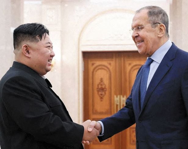 김정은 북한 국무위원장과 세르게이 라브로프 러시아 외무부 장관이 19일 평양에서 만나 악수를 하고 있다. /로이터 연합뉴스