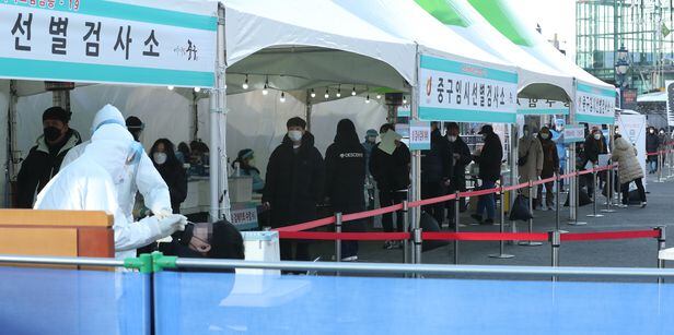 지난 19일 코로나 일일 추가 확진자 수가 1097명으로 역대 최다를 기록한 가운데 20일 오후 서울역 광장에 설치된 임시선별진료소를 찾은 시민들이 신종 코로나 바이러스 감염증(코로나19) 검사를 받기 위해 줄을 서고 있다.  2020.12.20. /박상훈 기자