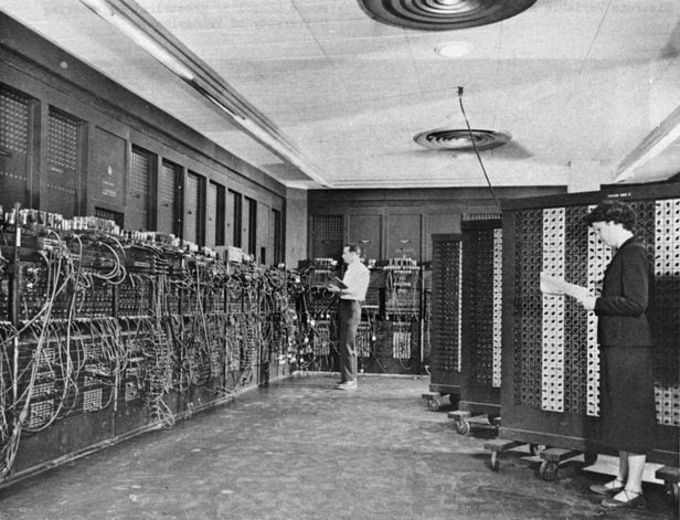 1943년 미 펜실베이니아대에서 군사 목적으로 개발한 초기 컴퓨터 ‘에니악(ENIAC)’의 모습. 계산만 할 뿐 기억 장치가 없었던 문제를 해결하기 위해 폰 노이만은 저장된 프로그램으로 데이터를 처리하는 방식을 고안했다. /위키피디아