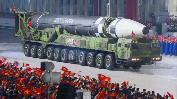 북한 열병식에서 공개된 ICBM./조선중앙TV