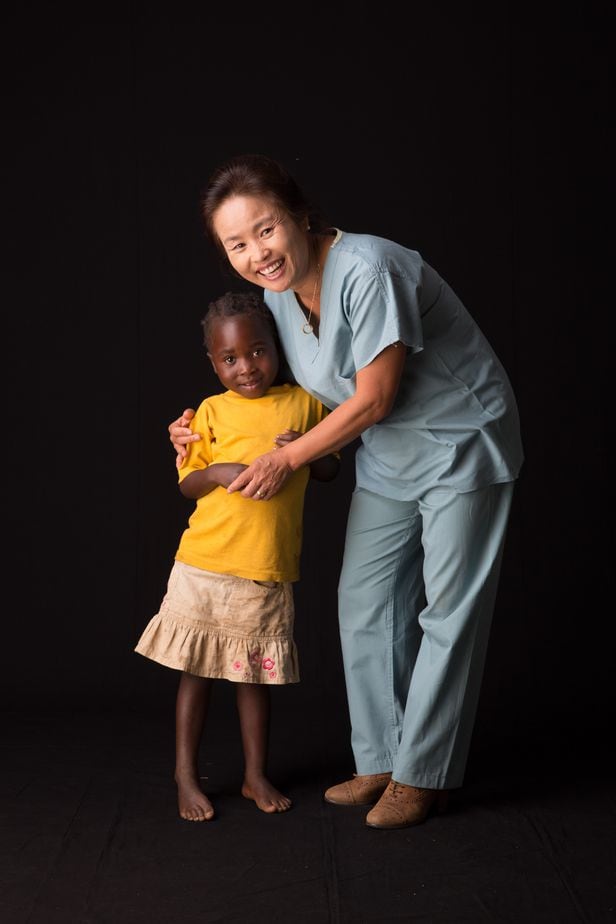 2015년 말라위 ‘대양 누가 병원’에서 동네 아이와 함께 찍은 사진. /백영심 제공 