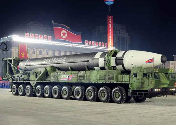 북한이 지난 2020년 10월 10일 공개한 신형 대륙간탄도미사일(ICBM). /노동신문 