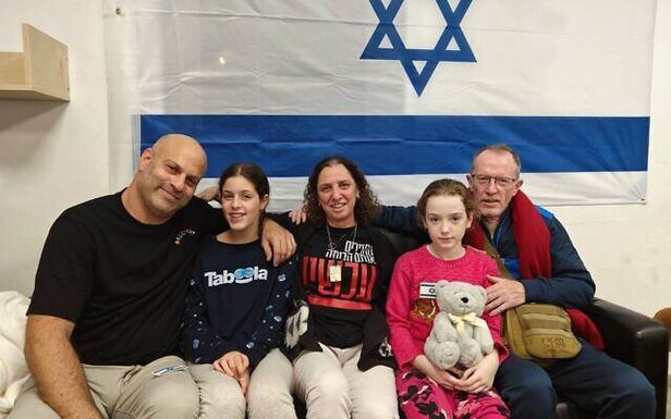 힐라 로템(13·사진 왼쪽 두번째), 에밀리 핸드(9·사진 오른쪽 두번째)와 그의 가족들. /이스라엘방위군