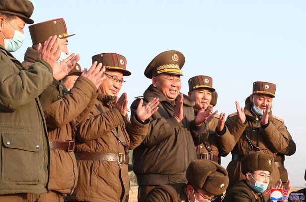북한이 25일 새로 개발한 신형전술유도탄 시험 발사를 진행했다고 조선중앙통신이 26일 보도했다. 이날 시험 발사는 리병철 중앙군사위원회 부위원장이 지도했다./조선중앙통신 연합뉴스