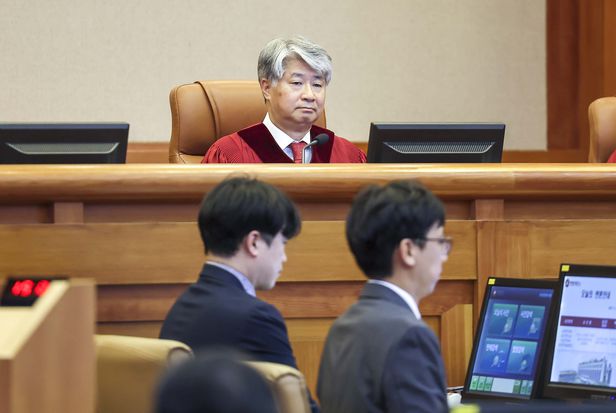이종석 헌법재판소장을 비롯한 헌법재판관들이 21일 서울 종로구 헌법재판소에서 열린 변론기일에 출석한 모습. /뉴시스