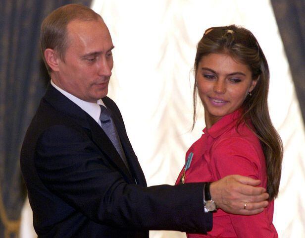 블라디미르 푸틴(왼쪽) 러시아 대통령이 2007년 모스크바 크렘린궁에서 알리나 카바예바를 접견하고 있다. /중국망