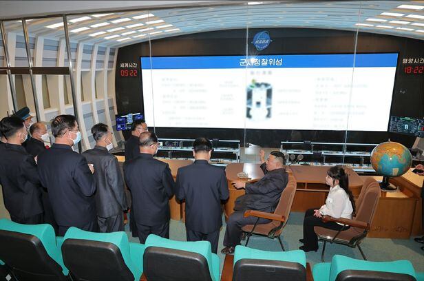 북한 김정은(오른쪽에서 둘째) 국무위원장이 지난 18일 국가우주개발국을 현장 지도했다고 조선중앙통신이 19일 보도했다. 맨 오른쪽엔 김정은의 딸(주애)이 의자에 앉아 상황을 지켜보고 있다./노동신문 뉴스1