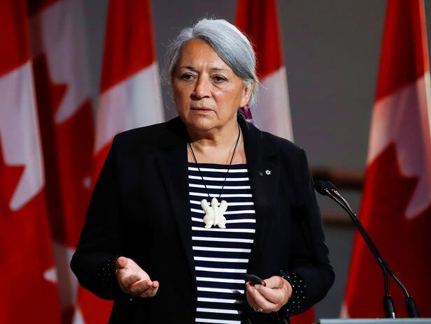 캐나다에서 첫 원주민 출신 캐나다 총독이 된 메리 사이먼이 6일 퀘벡에서 기자회견을 열고 있다. /AP 연합