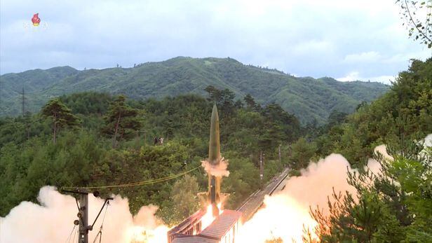 북한이 철도미사일 기동연대를 조직한 뒤 검열사격훈련을 통해 열차에서 탄도미사일을 발사했다고 16일 조선중앙TV가 보도했다. 북한은 동해 800킬로미터 수역에 설정된 표적을 정확히 타격했다고 전했다./조선중앙TV 뉴시스