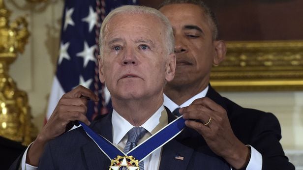 조 바이든 부통령이 퇴임을 앞둔 2017년 버락 오바마 대통령으로부터 시민 최고 훈장인 '자유 메달'을 받으며 눈물 흘리고 있다. 두 사람은 8년간 끈끈한 브로맨스를 자랑했다.