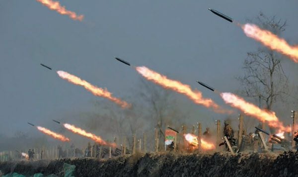 지난해 3월 열린 북한군 서부전선 부대들의 포사격 경기 당시 불을 뿜으며 날아가는 방사포(다연장로켓) 포탄들./조선일보DB