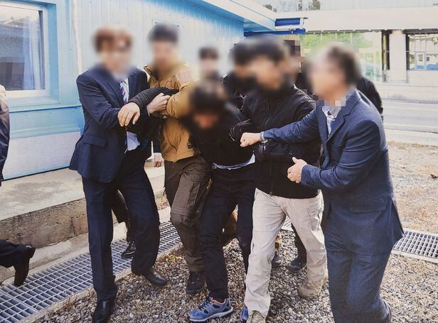 통일부가 지난 2019년 11월  '탈북어민 강제북송' 사건 당시 귀순 의사를 밝혔던 탈북민 2명을 판문점을 통해 북한에 인계하던 상황을 촬영한 사진을 12일 공개했다./통일부 제공