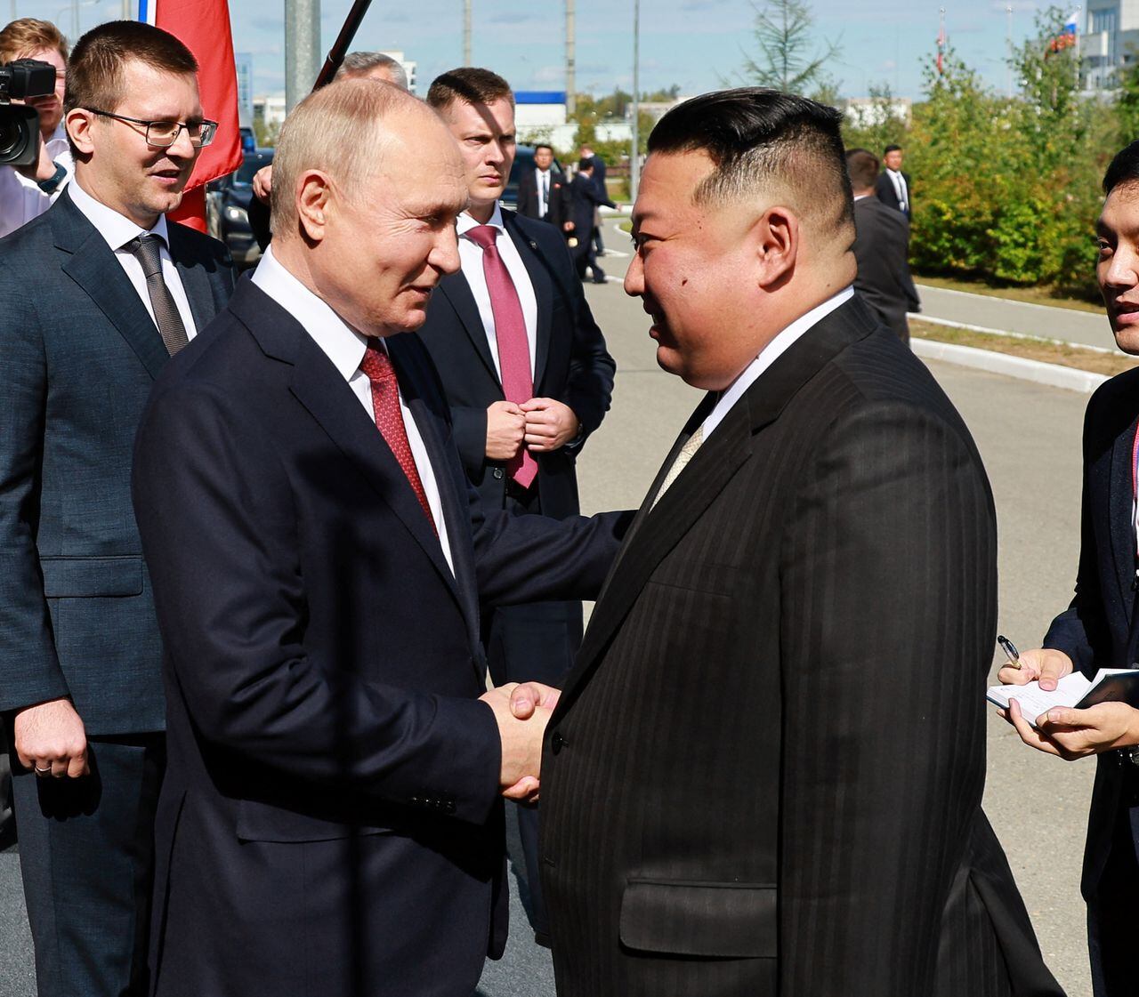 블라디미르 푸틴 러시아 대통령과 김정은 북한 국무위원장이  2023년 9월 13일 러시아 극동 아무르 지역의 보스토치니 우주기지에서 만나 악수하고 있다. /스푸트니크/로이터 연합뉴스