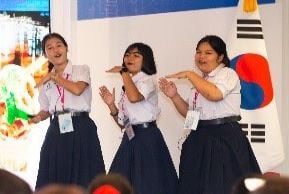 2019년 9월 태국에서 치러진 ‘한국어 말하기 대회’에서 태국 학생들이 한국어로 발표하는 모습. /교육부