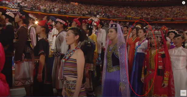 2008년 베이징 하계 올림픽 개막식에서 한복을 입은 출연자(빨간색 원)가 중국 국가를 부르고 있다./올림픽 유튜브