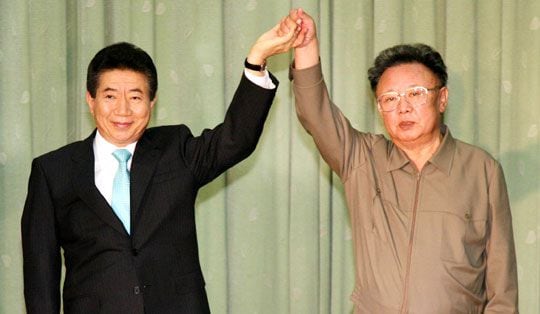 2007년 10월 4일 노무현 당시 대통령과 김정일 위원장이 평양 백화원 영빈관에서 10·4 남북공동선언문에 서명한 뒤 손을 잡아 들고 있다.