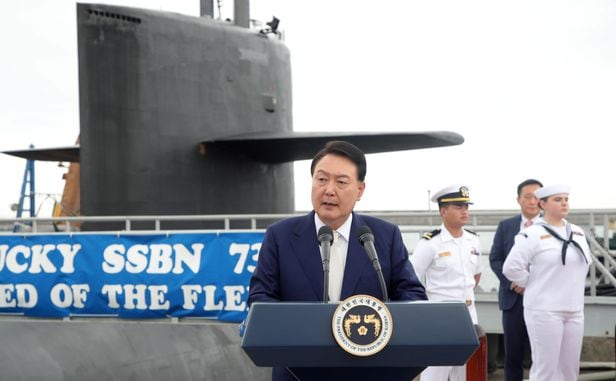 윤석열 대통령이 19일 오후 미국 오하이오급 핵추진 탄도유도탄 잠수함(SSBN) 켄터키함(SSBN-737)이 입항한 부산 남구 해군작전사령부 부산작전기지를 방문해 격려사하고 있다./뉴시스