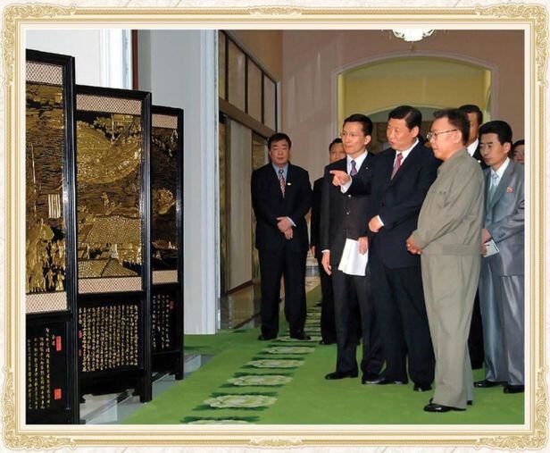 시진핑 중국 국가주석이 부주석이던 2008년 8월 김정일 위원장에게 옻칠병풍 '청명상하도'를 선물한 장면./조선의 출판물 캡처 연합뉴스