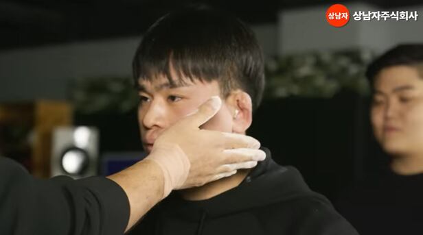 탈북자 출신 격투기 선수로 유명한 장정혁씨가 '뺨 때리기 대회'에 출전해 타격을 기다리고 있다. /유튜브 캡처
