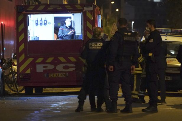 출동한 경찰이 테러가 발생한 그리스정교회 앞에서 사건 조사를 벌이고 있다./AP 연합뉴스