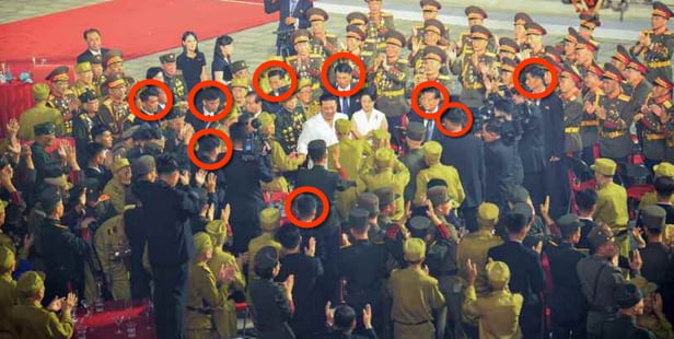 2022년 7월 북한 김정은이 노병대회 참석자들을 만나는 가운데 주변에 경호원들이 포진한 모습/노동신문/뉴스1