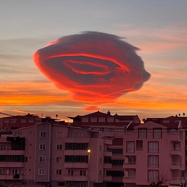 2023년 1월 19일 튀르키예 Bursa 하늘에 나타난 특이한 구름. 전문가들은 다양한 렌즈모양의 구름중 하나라고 설명한다./트위터@Leyla