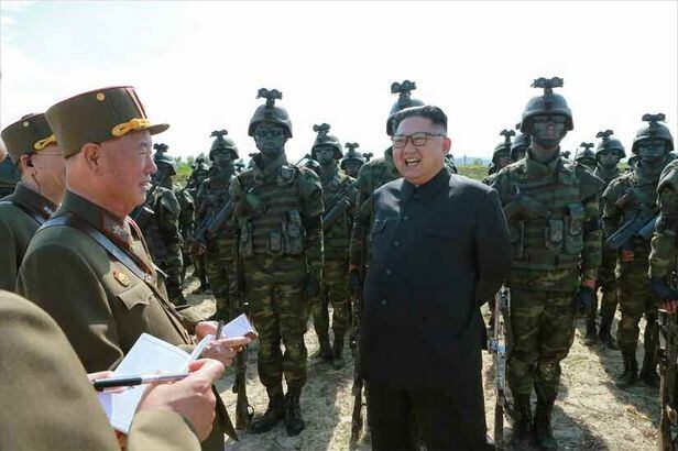 북한 김정은 노동당 위원장이 '선군절'을 맞이해 북한군 특수부대의 백령도와 대연평도 점령을 위한 가상훈련을 참관하는 모습.
