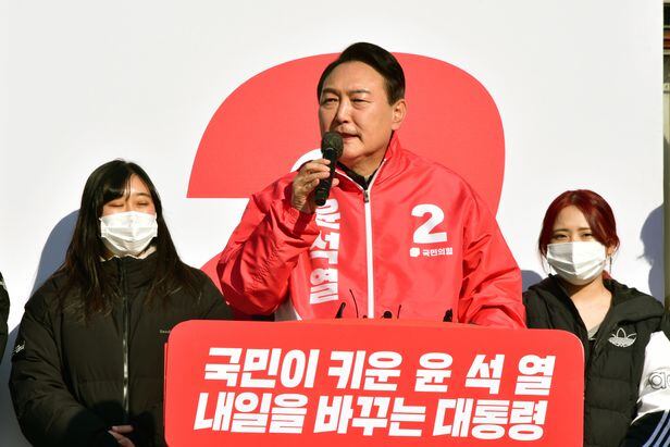 2022년 2월 17일 윤석열 국민의힘 대선후보가 서울 서초구 서초동 고속터미널 앞에서 지지를 호소하고 있다. / 이덕훈 기자