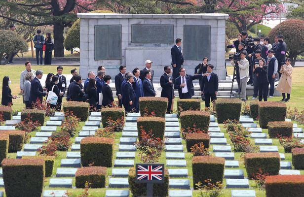 국제박람회기구(BIE) 실사단이 지난 4월 6일 오전 부산 남구 유엔 기념공원을 찾아 유엔군 전사자 묘역을 둘러보고 있다./김동환 기자