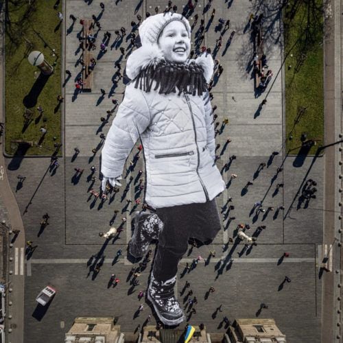 프랑스 예술가 JR이 우크라이나 소녀 발레리아의 사진을 45m 대형 천에 프린트해 리비우에서 시민들과 함께 펼친 퍼포먼스. /예술가 JR 인스타그램(@jr)