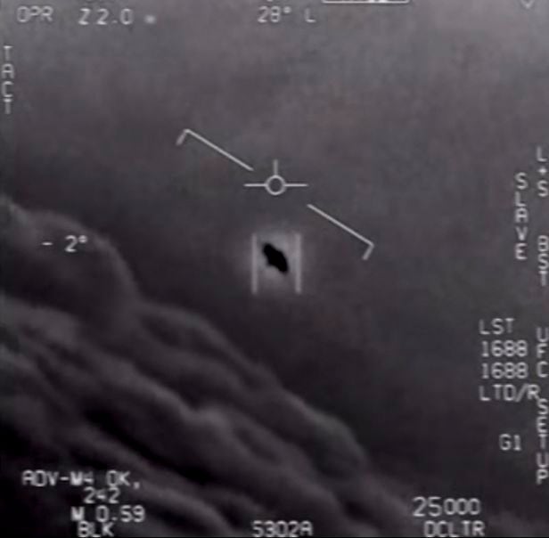 미국 정보당국은 그동안 미 해군 조종사들이 목격한 정체불명의 비행체(UFO)들이 외계인들의 우주선이라는 증거를 찾지 못했다고 뉴욕타임스(NYT)가 4일) 보도했다. 사진은 미 해군 조종사가 촬영한 '미확인 비행 현상' /미 국방부 제공 영상 캡처
