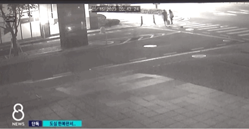 지난 15일 서울 강남에서  여중생 딸을 폭행하는 가족의 모습이 CCTV에 포착됐다. /SBS