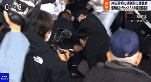 15일 오전 기시다 후미오 일본 총리를 향해   폭발물로 추정되는 물체를 던진 남성이 체포되고 있다. 폭발물은 기시다 총리가 대피한 후 터졌다. /NHK