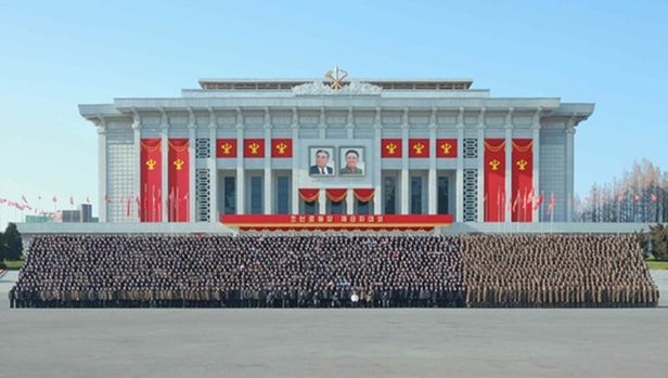 북한 김정은 국무위원장이 지난 16일 제8차 당대회에 참석한 방청자들과 당대회장을 배경으로 기념사진을 촬영했다. /노동신문 연합뉴스