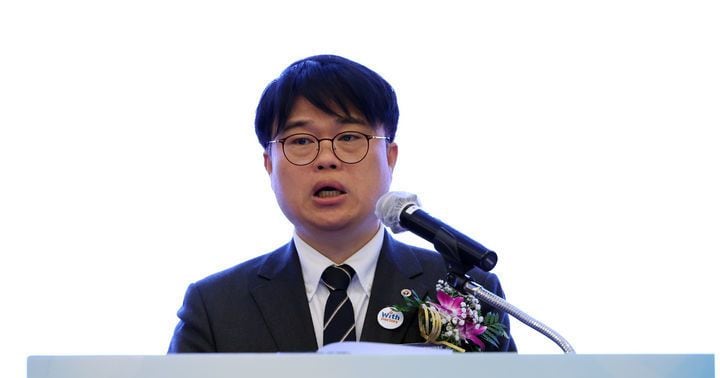 의협 차기 회장, 尹·李 회담에 “의대 증원은 정치인이 결정할 문제 아냐” - 조선일보
