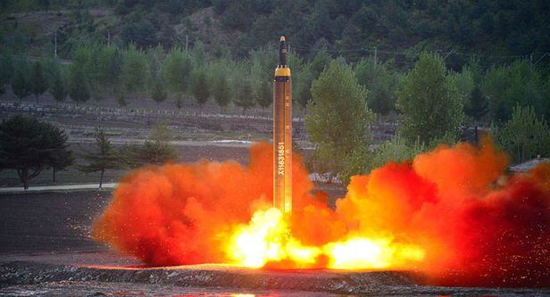 북한 중거리탄도미사일 '화성-12'형. /조선DB