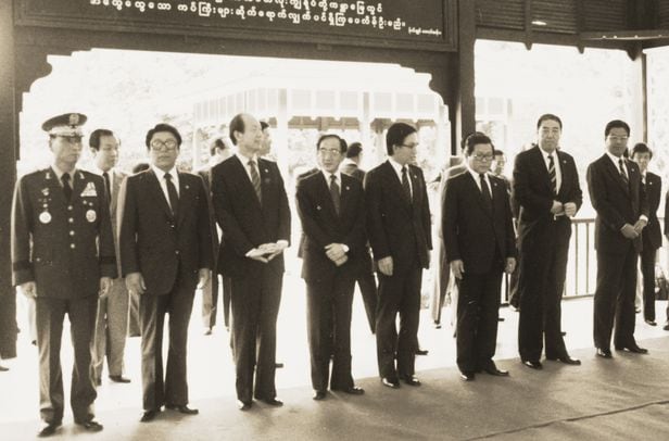 1983년 10월 9일 버마(미얀마) 아웅산 테러 사건 직전 대한민국 관료들. 앞줄 왼쪽에서 셋째 사람이 당시 대통령 비서실장 함병춘이다. /조선일보 DB