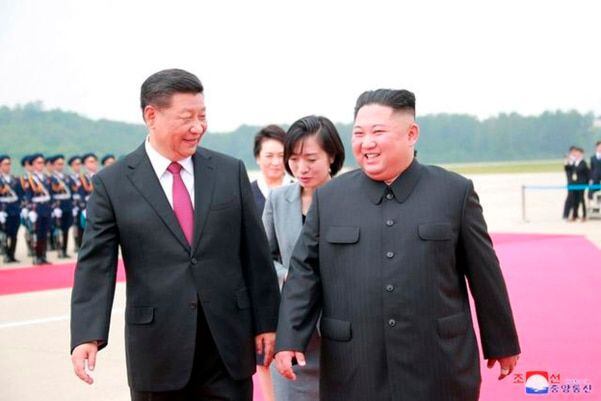 김정은 북한 국무위원장이 2021년 6월20일 평양순안공항에 도착한 시진핑 중국 국가주석을 맞이하고 있다. /조선중앙통신