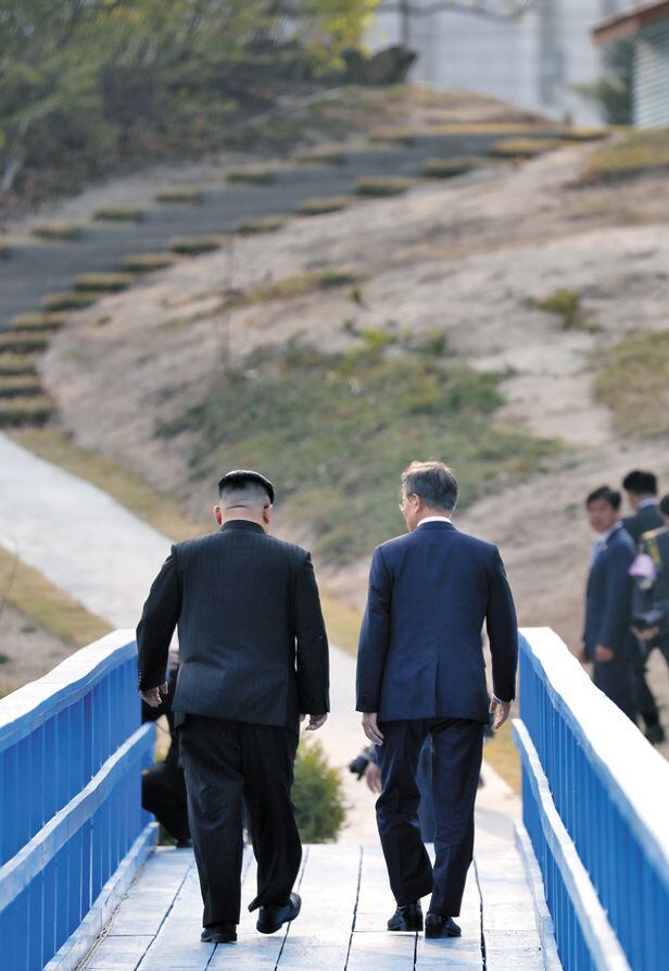 2018년 4월 27일 판문점에서 열린 남북정상회담에서 문재인 대통령과 김정은 노동당 총비서가 도보다리를 산책하며 대화하고 있다. /공동사진기자단