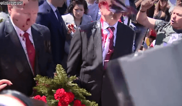 폴란드 주재 러시아 대사 세르게이 안드레예프대사가 9일(현지 시각) 제2차 세계대전 종전기념일을 맞아 바르샤바 소련 전몰 용사 묘에 헌화하는 행사에 참석했다가 현지인들로부터 빨간 물감 공격을 받고있다.그 와중에도 러시아 대사는 끝까지 '러시아와 푸틴이 자랑스럽다'고 목소리를 높였다./트위터