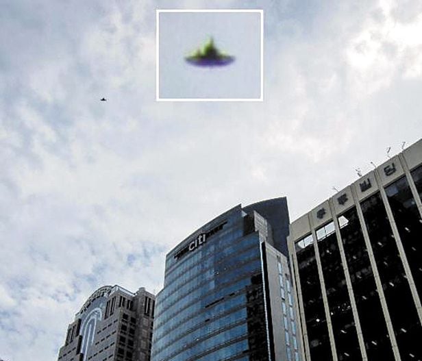 2011년 서울 상공서도 포착 - 2011년 서울 청계천변 상공에서 포착된 UFO 추정 물체와 이를 확대한 모습(네모 안). 전문가들은 합성이나 조작이 아니라고 했다. /한국UFO조사분석센터