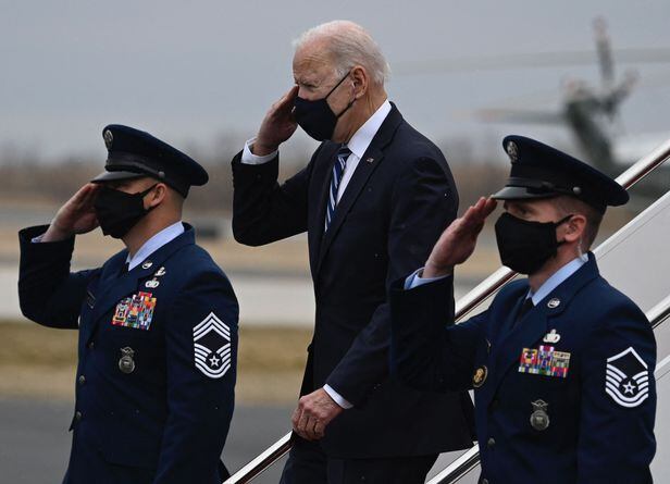 16일(현지 시각) 조 바이든 미국 대통령이 미국 필라델피아공항에 도착한 직후 에어포스원(미 대통령 전용기)에서 내리고 있다. /AFP 연합뉴스
