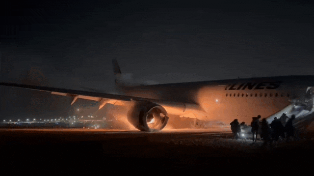 일본 하네다 공항 활주로에 착륙하던 일본항공(JAL) 516 여객기에서 승객들이 탈출하는 모습. /엑스(@ricole0704)