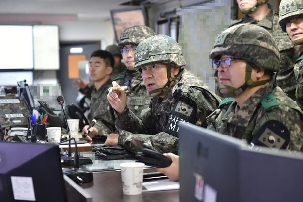 김명수 합참의장(앞줄 오른쪽에서 두번째)이 지난 2일 중부전선 GOP대대 지휘소를 방문했다. /합참